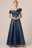 Vestido de madre de la novia azul marino asimétrico con hombros descubiertos y volantes Jacquard