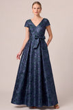 Vestido largo de madre de novia con escote en V y azul marino