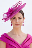 Sombrero fascinator azul de malla Sinamay con perlas de satén y pluma
