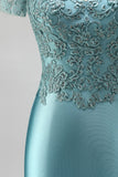Vestido largo de graduación de satén con bordado pavo real y sirena, escote en pico con cuentas y manga corta