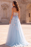 Corsé azul claro Aplique florales 3D sin tirantes Lentejuelas Vestido largo de graduación de tul con abertura