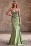 Vestido largo de graduación satén fruncido con cuentas y satín corsé verde, escote en V y sello en V