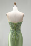 Vestido largo de graduación satén fruncido con cuentas y satín corsé verde, escote en V y sello en V