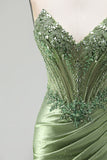 Vestido largo de graduación satén fruncido con cuentas y satín corsé verde, escote en V y sello en V