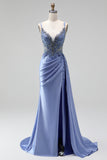 Apliques de pedrería azul polvoriento Sirena de satén con escote en V y lentejuelas Vestido largo de graduación con abertura