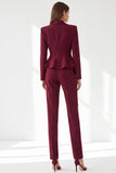 Traje peplum de mujer de dos piezas en color burdeos con solapa chal