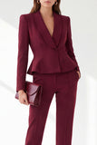 Traje peplum de mujer de dos piezas en color burdeos con solapa chal