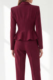 Traje peplum de mujer de dos piezas en color burdeos con solapa chal