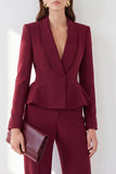 Traje peplum de mujer de dos piezas en color burdeos con solapa chal