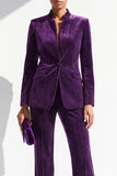 Traje largo de mujer morado oscuro con cuello alto y botonadura sencilla