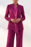 Traje de negocios de mujer en color rojo morado