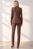 Traje de mujer color café con solapa de pico y botonadura sencilla