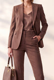 Traje de mujer color café con solapa de pico y botonadura sencilla