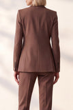 Traje de mujer color café con solapa de pico y botonadura sencilla