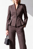 Traje peplum de mujer de dos piezas a rayas color café con escote en V y bolsillos