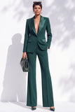 Traje largo de mujer verde oscuro con solapa de pico, botonadura sencilla y bolsillos