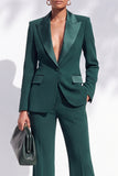 Traje largo de mujer verde oscuro con solapa de pico, botonadura sencilla y bolsillos