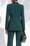Traje largo de mujer verde oscuro con solapa de pico, botonadura sencilla y bolsillos