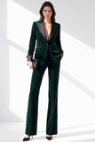 Traje de mujer verde oscuro con solapa de pico, botonadura sencilla y bolsillos