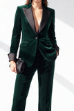 Traje de mujer verde oscuro con solapa de pico, botonadura sencilla y bolsillos