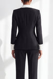 Traje de mujer blanco y negro con solapa cruzada, doble botonadura y bolsillos