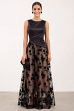 Vestido formal largo largo de satén fruncido con escote bateau negro de escote en A