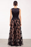Vestido formal largo largo de satén fruncido con escote bateau negro de escote en A
