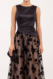 Vestido formal largo largo de satén fruncido con escote bateau negro de escote en A