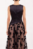 Vestido formal largo largo de satén fruncido con escote bateau negro de escote en A