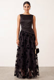 Vestido formal largo largo de satén fruncido con escote bateau negro de escote en A