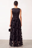 Vestido formal largo largo de satén fruncido con escote bateau negro de escote en A
