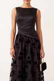 Vestido formal largo largo de satén fruncido con escote bateau negro de escote en A