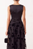 Vestido formal largo largo de satén fruncido con escote bateau negro de escote en A