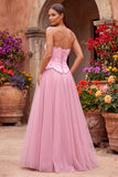 Vestido largo de fiesta rosa de tul bordado con cuentas, sin tirantes y corte A