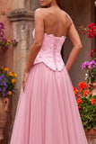 Vestido largo de fiesta rosa de tul bordado con cuentas, sin tirantes y corte A
