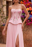Vestido largo de fiesta rosa con lentejuelas florales, plisado, sin tirantes y abertura lateral