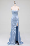 Vestido largo de fiesta azul de satén de corte sirena con perlas, escote palabra de honor y abertura lateral