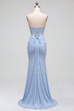 Vestido largo de fiesta azul de satén de corte sirena con perlas, escote palabra de honor y abertura lateral