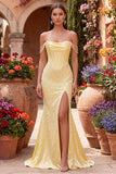 Vestido largo de fiesta amarillo de satén con perlas, bordado de cuentas, corte sirena y abertura
