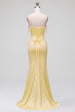 Vestido largo de fiesta amarillo de satén con perlas, bordado de cuentas, corte sirena y abertura