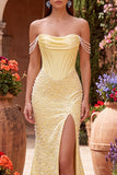 Vestido largo de fiesta amarillo de satén con perlas, bordado de cuentas, corte sirena y abertura