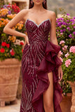 Vestido largo de fiesta burdeos con lentejuelas, corte sirena, volantes y abertura sin tirantes
