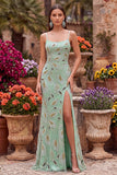 Vestido largo de fiesta verde con cuentas, tirantes finos y espalda con cordones