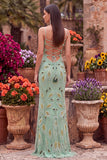 Vestido largo de fiesta verde con cuentas, tirantes finos y espalda con cordones