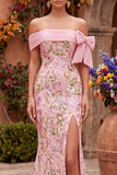 Vestido largo de fiesta rosa bordado de corte sirena con hombros descubiertos y abertura lateral