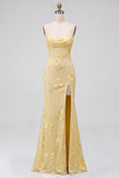 Vestido largo de fiesta amarillo floral bordado de corte sirena con tirantes finos