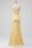 Vestido largo de fiesta amarillo floral bordado de corte sirena con tirantes finos