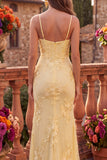 Vestido largo de fiesta amarillo floral bordado de corte sirena con tirantes finos