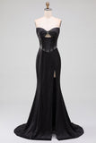 Vestido largo de fiesta negro de satén con corsé de cuentas, corte sirena y abertura lateral