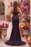 Vestido largo de fiesta negro de satén con corsé de cuentas, corte sirena y abertura lateral